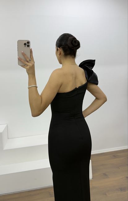 Schwarzes, schulterfreies Etuikleid mit Schleifendetail und asymmetrischem Träger