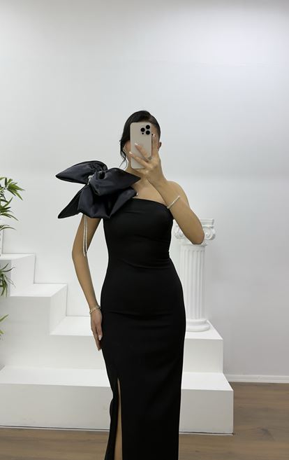 Schwarzes, schulterfreies Etuikleid mit Schleifendetail und asymmetrischem Träger