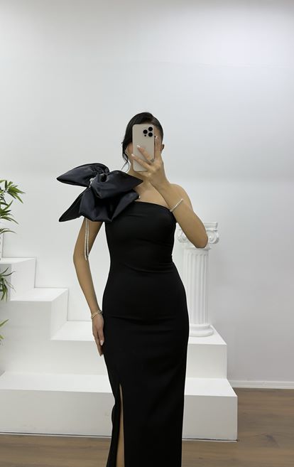 Schwarzes, schulterfreies Etuikleid mit Schleifendetail und asymmetrischem Träger