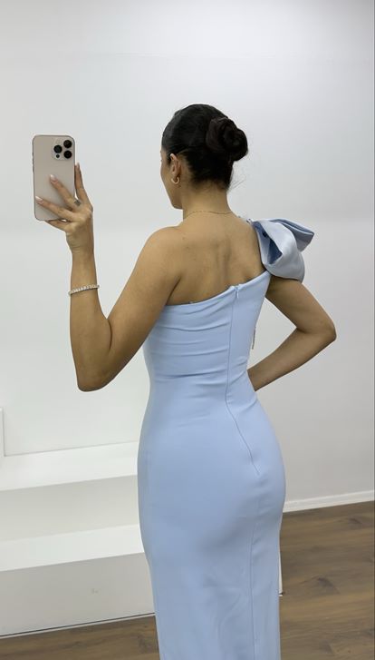 Eisblaues, schulterfreies Etuikleid mit Schleifendetail und asymmetrischem Träger.