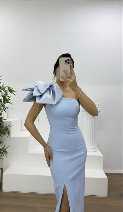 Eisblaues, schulterfreies Etuikleid mit Schleifendetail und asymmetrischem Träger.