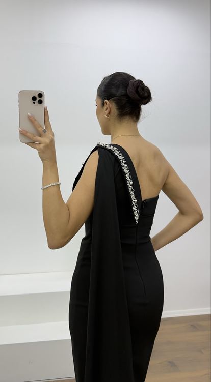 Schwarzes, einseitig schulterfreies, verziertes Abendkleid