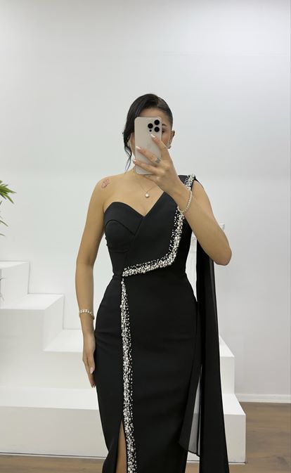 Schwarzes, einseitig schulterfreies, verziertes Abendkleid
