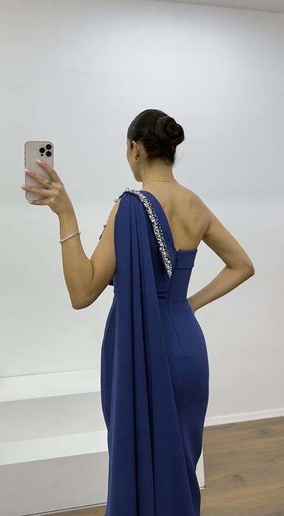Marineblaues, einseitig schulterfreies, verziertes Abendkleid