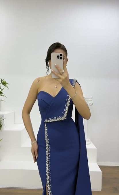 Marineblaues, einseitig schulterfreies, verziertes Abendkleid