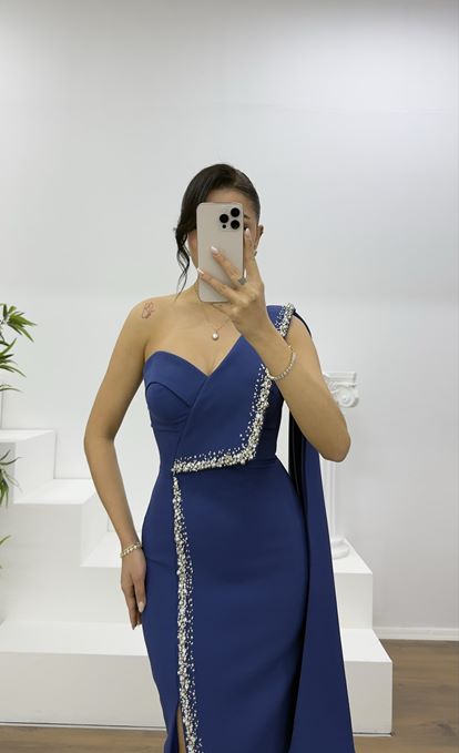 Marineblaues, einseitig schulterfreies, verziertes Abendkleid