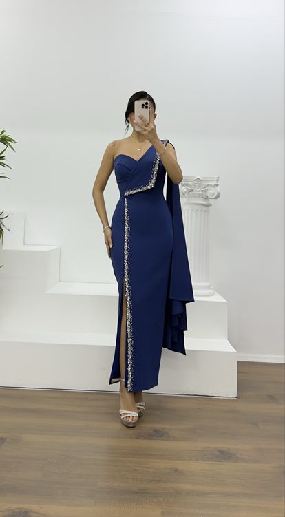 Marineblaues, einseitig schulterfreies, verziertes Abendkleid