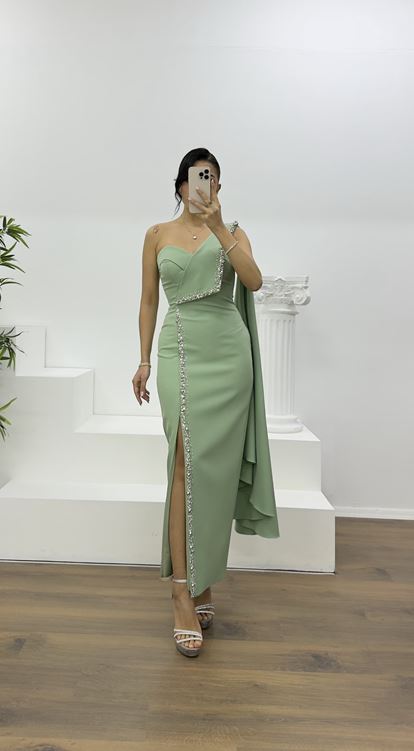 Mintfarbenes, einseitig schulterfreies, verziertes Abendkleid