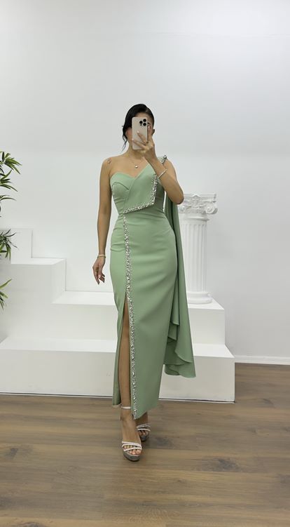 Mintfarbenes, einseitig schulterfreies, verziertes Abendkleid