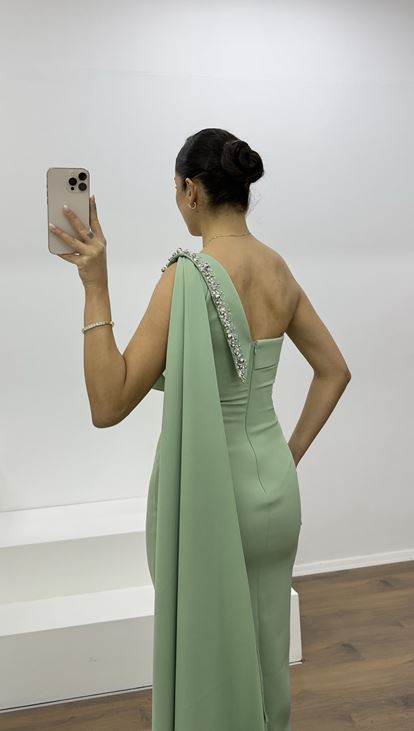 Mintfarbenes, einseitig schulterfreies, verziertes Abendkleid