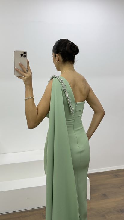 Mintfarbenes, einseitig schulterfreies, verziertes Abendkleid