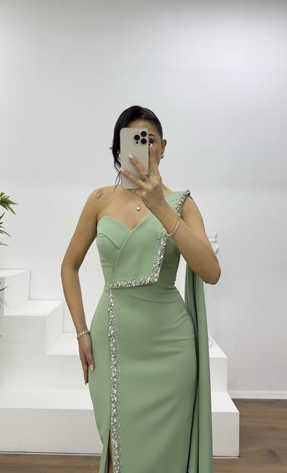 Mintfarbenes, einseitig schulterfreies, verziertes Abendkleid