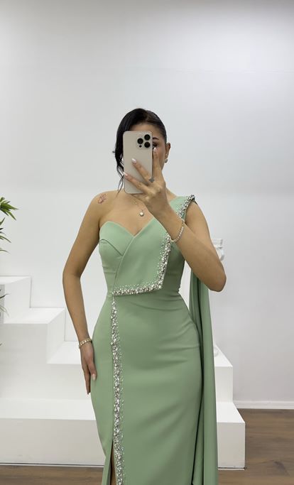 Mintfarbenes, einseitig schulterfreies, verziertes Abendkleid