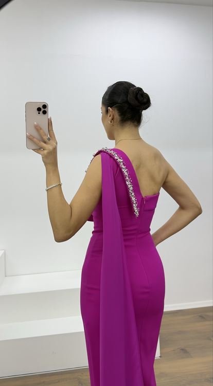 Fuchsiafarbenes, einseitig schulterfreies, verziertes Abendkleid