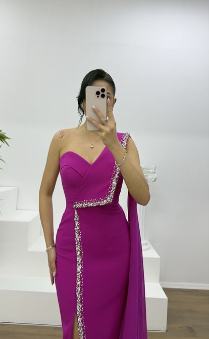 Fuchsiafarbenes, einseitig schulterfreies, verziertes Abendkleid