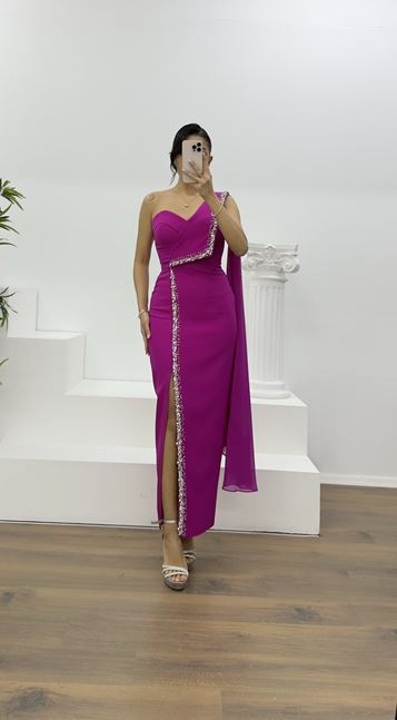 Robe de soirée fuchsia asymétrique ornée