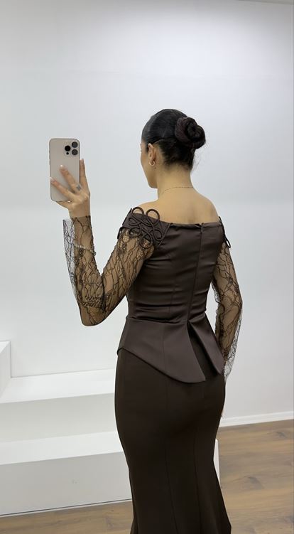 Kaffeefarbenes Abendkleid mit Spitzenbesatz
