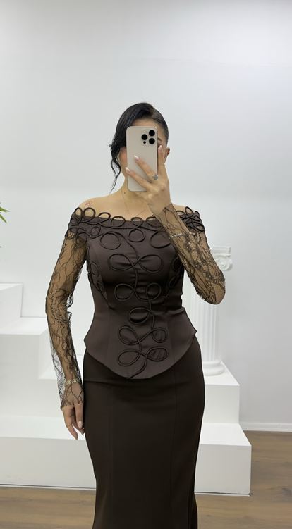 Kaffeefarbenes Abendkleid mit Spitzenbesatz