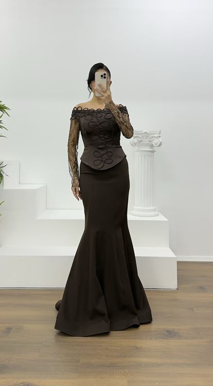 Kaffeefarbenes Abendkleid mit Spitzenbesatz