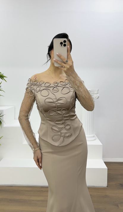 Abendkleid mit Nerzspitzenbesatz