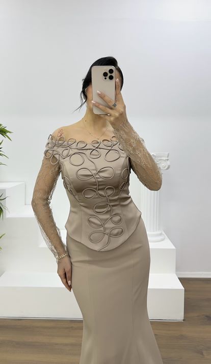 Abendkleid mit Nerzspitzenbesatz