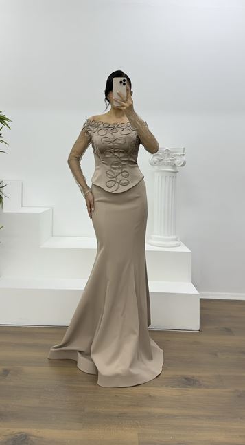 Abendkleid mit Nerzspitzenbesatz