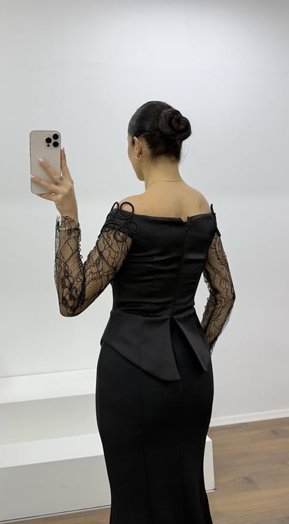 Schwarzes Abendkleid mit Spitzenbesatz