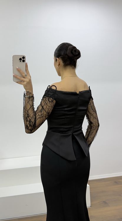 Schwarzes Abendkleid mit Spitzenbesatz