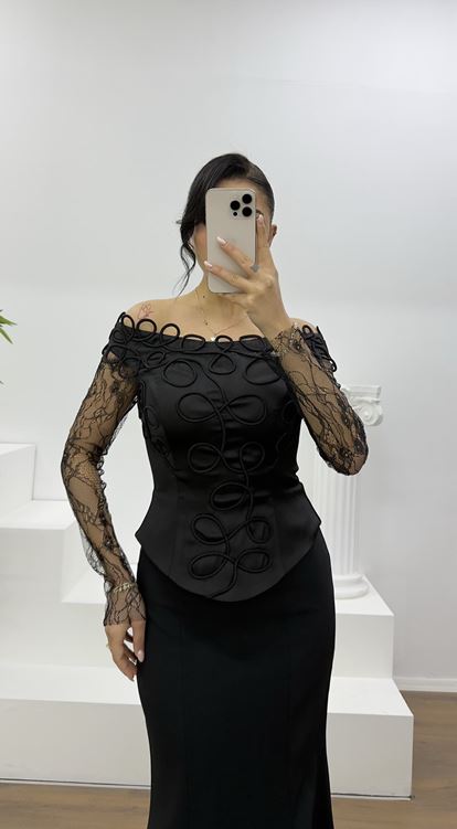 Schwarzes Abendkleid mit Spitzenbesatz