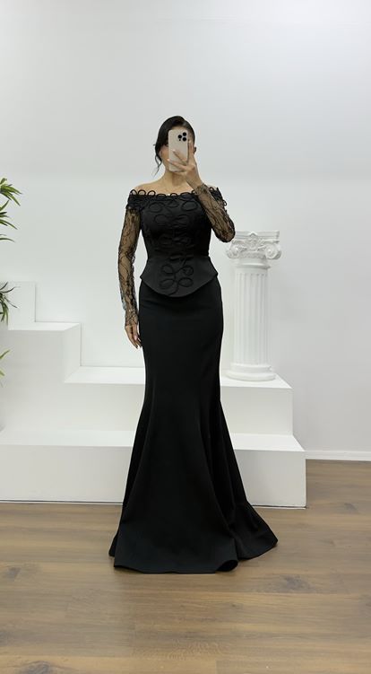 Schwarzes Abendkleid mit Spitzenbesatz