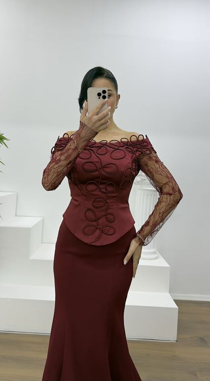 Burgunderfarbenes Abendkleid mit Spitzenbesatz