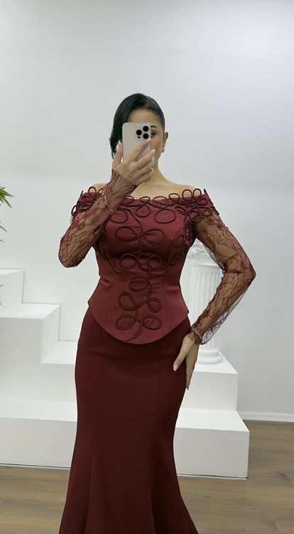 Burgunderfarbenes Abendkleid mit Spitzenbesatz