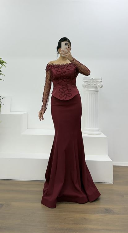 Burgunderfarbenes Abendkleid mit Spitzenbesatz