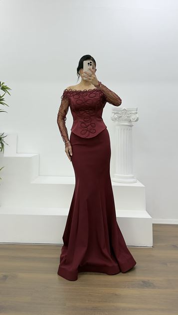 Burgunderfarbenes Abendkleid mit Spitzenbesatz