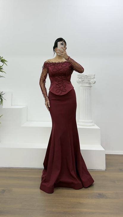 Burgunderfarbenes Abendkleid mit Spitzenbesatz