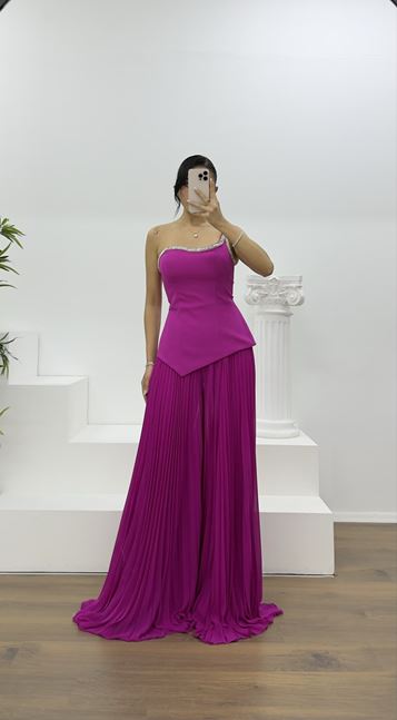 فستان سهرة شيفون مطوي مزين بأحجار الفوشيا مع تنورة