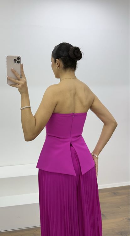 فستان سهرة شيفون مطوي مزين بأحجار الفوشيا مع تنورة