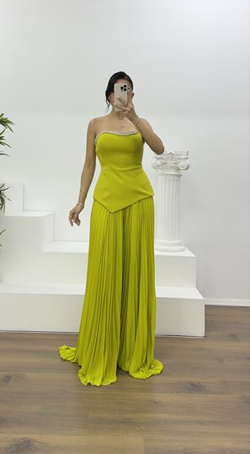 فستان سهرة أخضر فستقي اللون بتنورة شيفون مطوية مزينة بالأحجار
