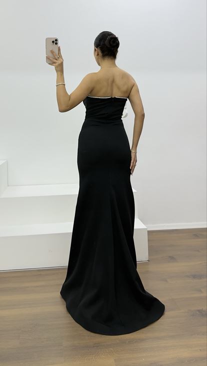 Schwarzes Abendkleid mit schimmernden Steinverzierungen