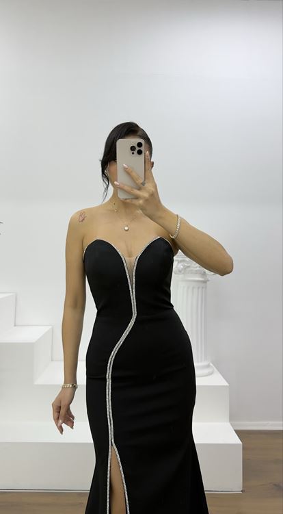 Schwarzes Abendkleid mit schimmernden Steinverzierungen