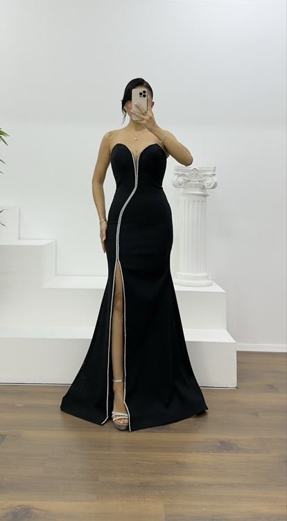 Schwarzes Abendkleid mit schimmernden Steinverzierungen