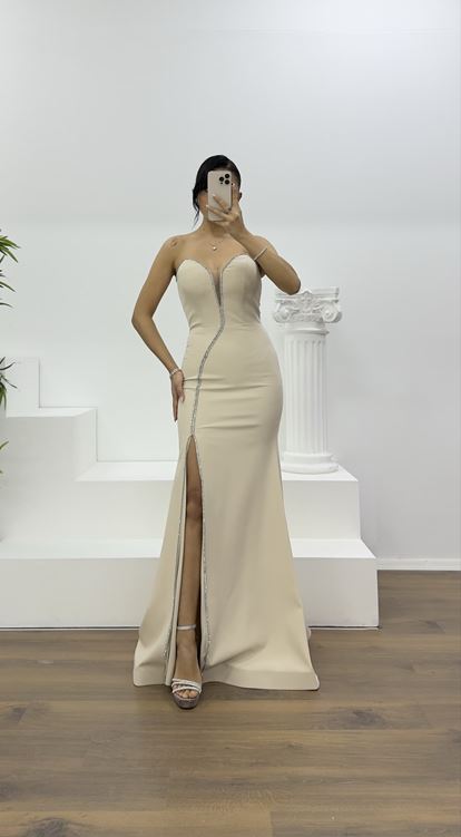 Beigefarbenes, verziertes Abendkleid mit schimmernden Steinverzierungen