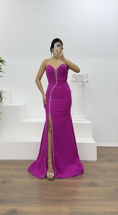 fuchsiafarbenes, funkelndes, mit Steinen verziertes Abendkleid