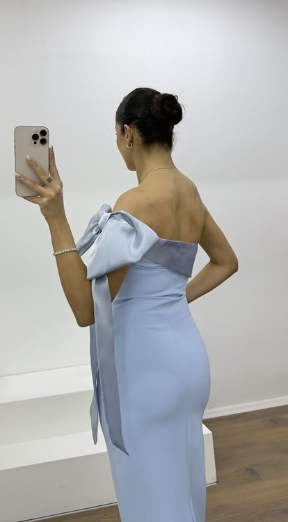 Hellblaues Etuikleid mit Schleifendetail an der Schulter