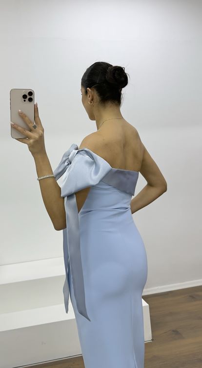 Hellblaues Etuikleid mit Schleifendetail an der Schulter