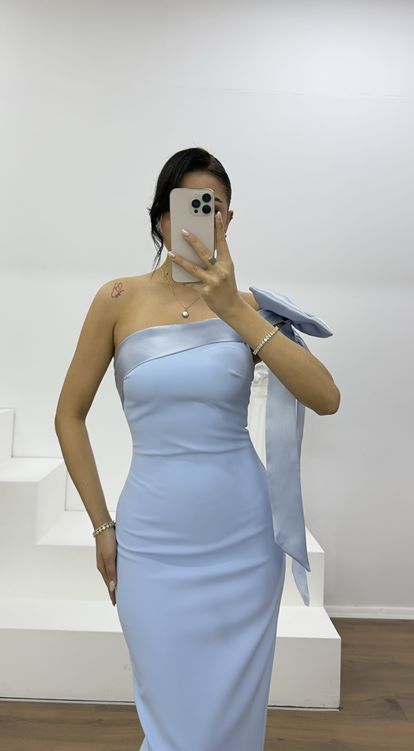 Hellblaues Etuikleid mit Schleifendetail an der Schulter