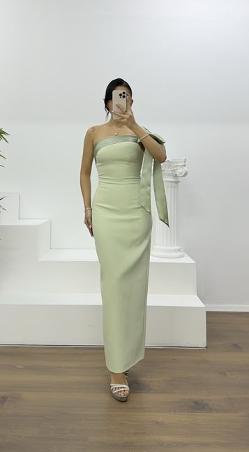 Mintfarbenes, figurbetontes Abendkleid mit Schleifendetail an der Schulter