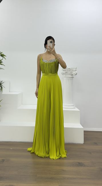 فستان سهرة جمبسوت أخضر فستقي مطوي مزين بأحجار على الصدر