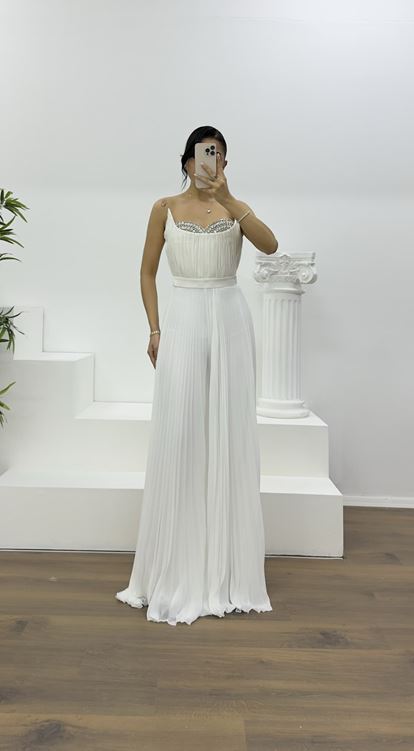 Abendkleid mit plissiertem Jumpsuit und Strassdetails in Knochenoptik