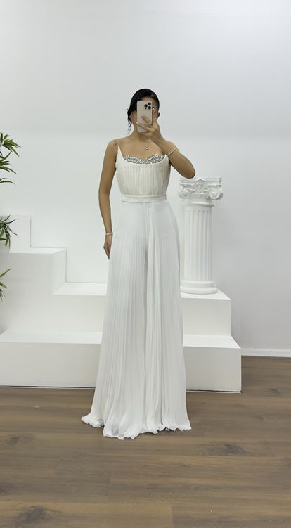 Abendkleid mit plissiertem Jumpsuit und Strassdetails in Knochenoptik